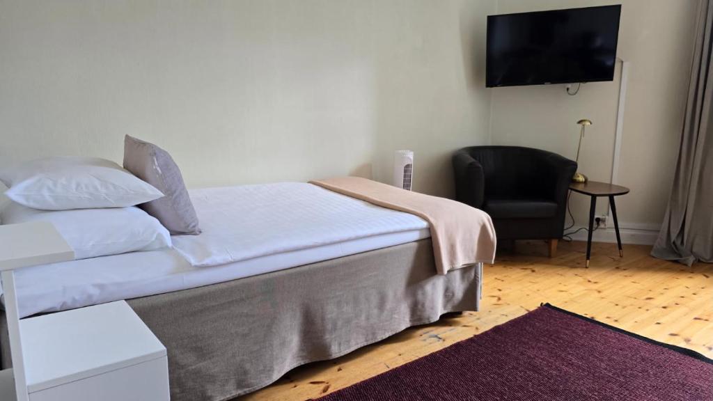 Enkelrum på Hotel Emma med varma träfärger och mässingslampor