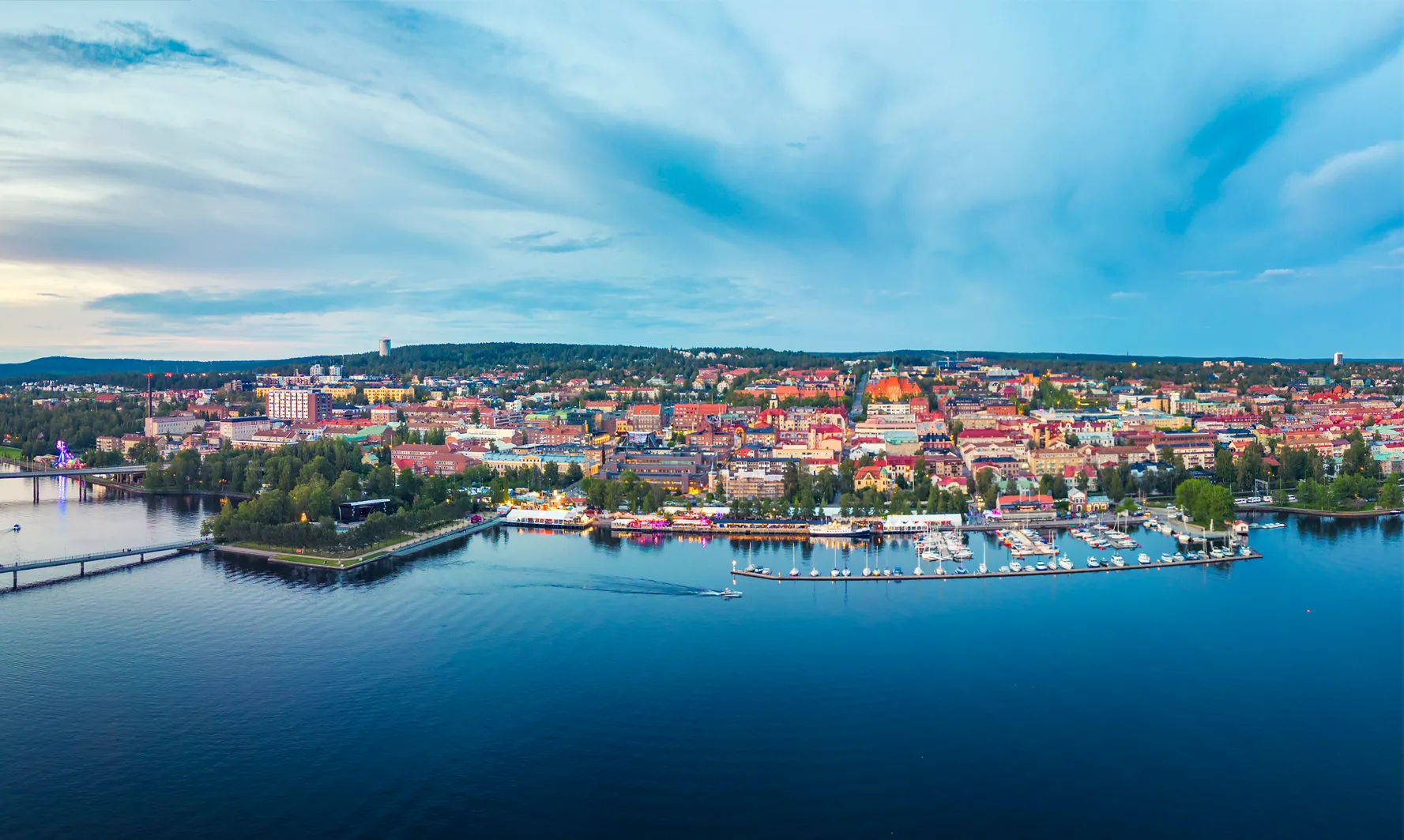 Vy över Östersund centrum med Storsjön och Prästgatan