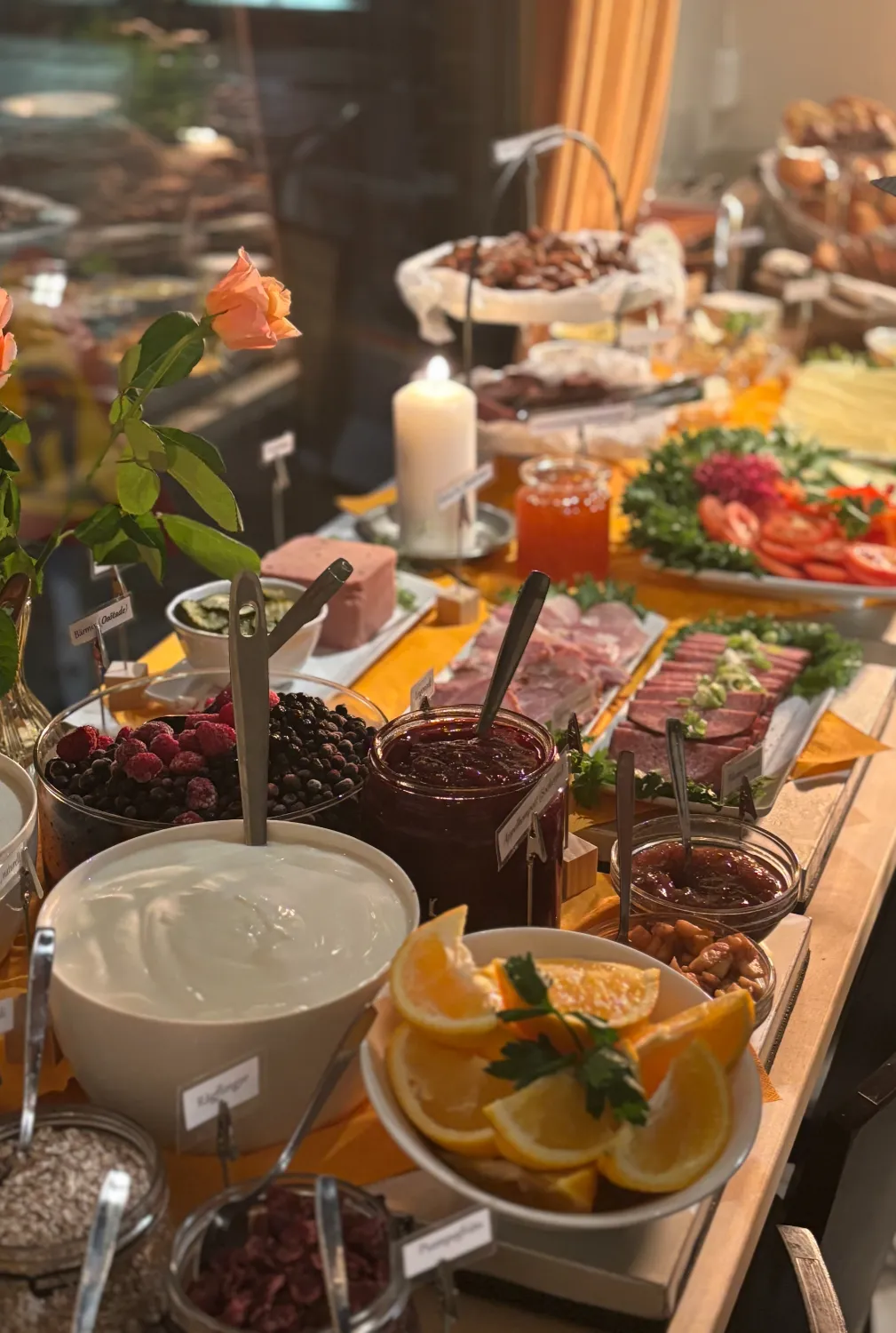 Gemensam frukostbuffé med lokala jämtländska smaker på Wedemarks Konditori