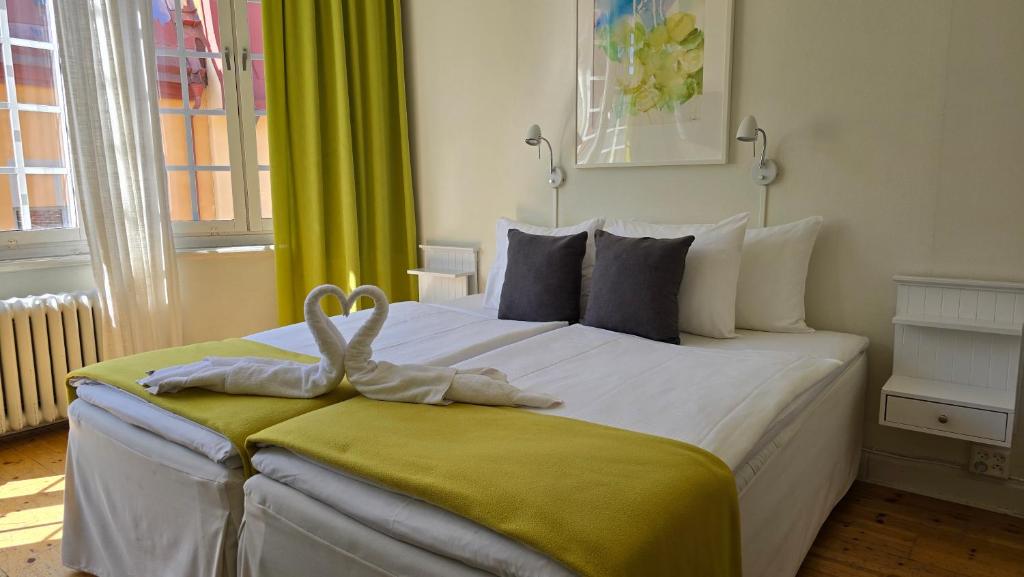 Dubbelrum på Hotel Emma med skogsgröna detaljer och stora fönster